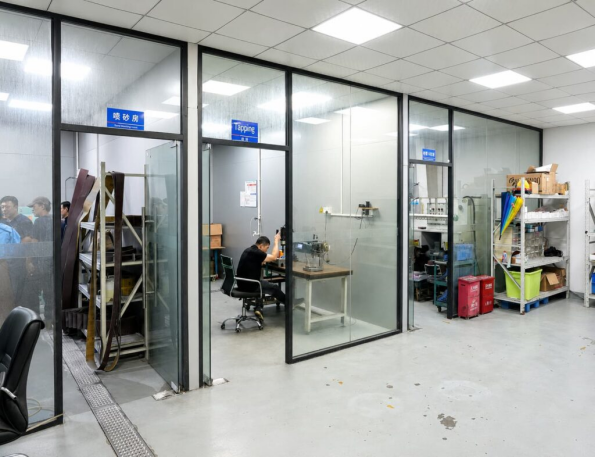 Ufficio con pareti in vetro all'interno di un capannone produttivo