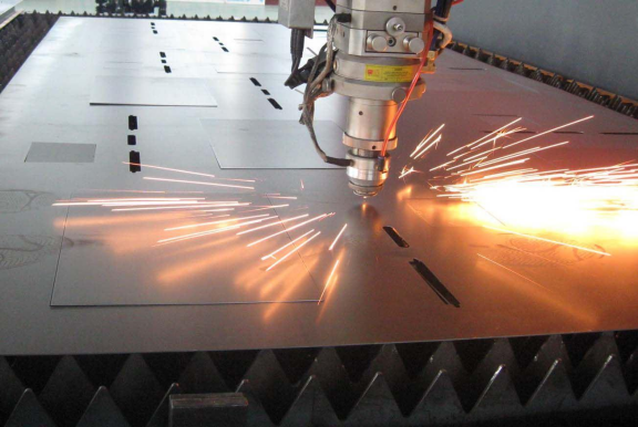 Laserschneiden von Metall mit hellen Funken