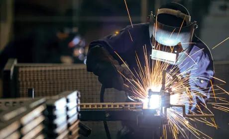 Schweißer fertigt einen Metallrahmen