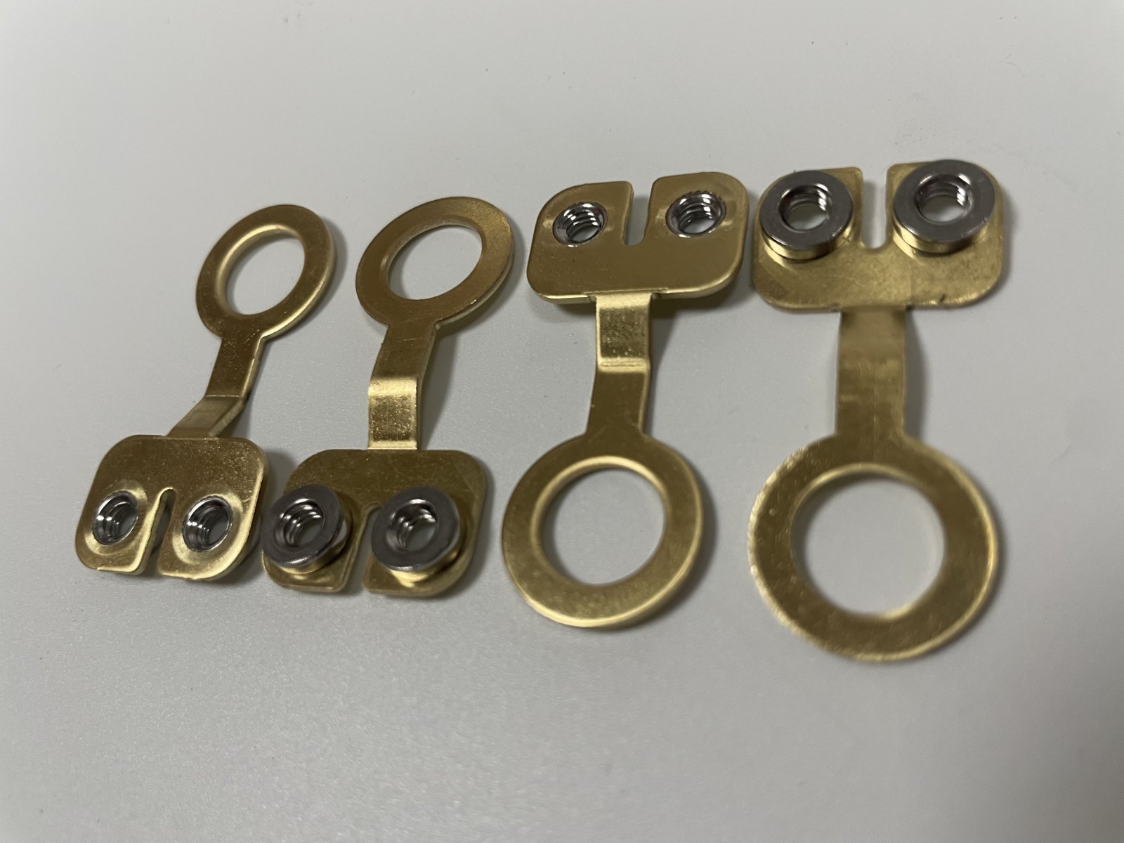 Batterie-Endverbindungsset aus Messing: Ringende, extrudierte Befestigungsbohrungen und Pressmutter