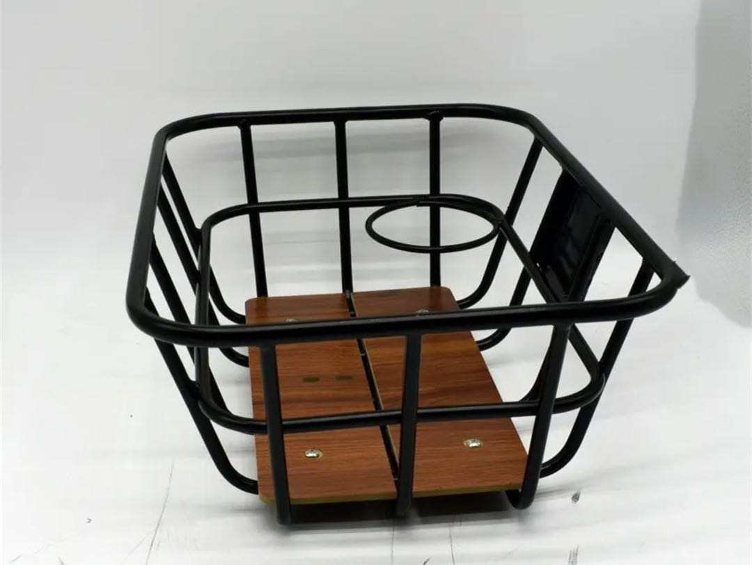 Fabricación de canastas para bicicletas — La jaula de alambre y su base de madera, las dos partes que componen la canasta en sí.