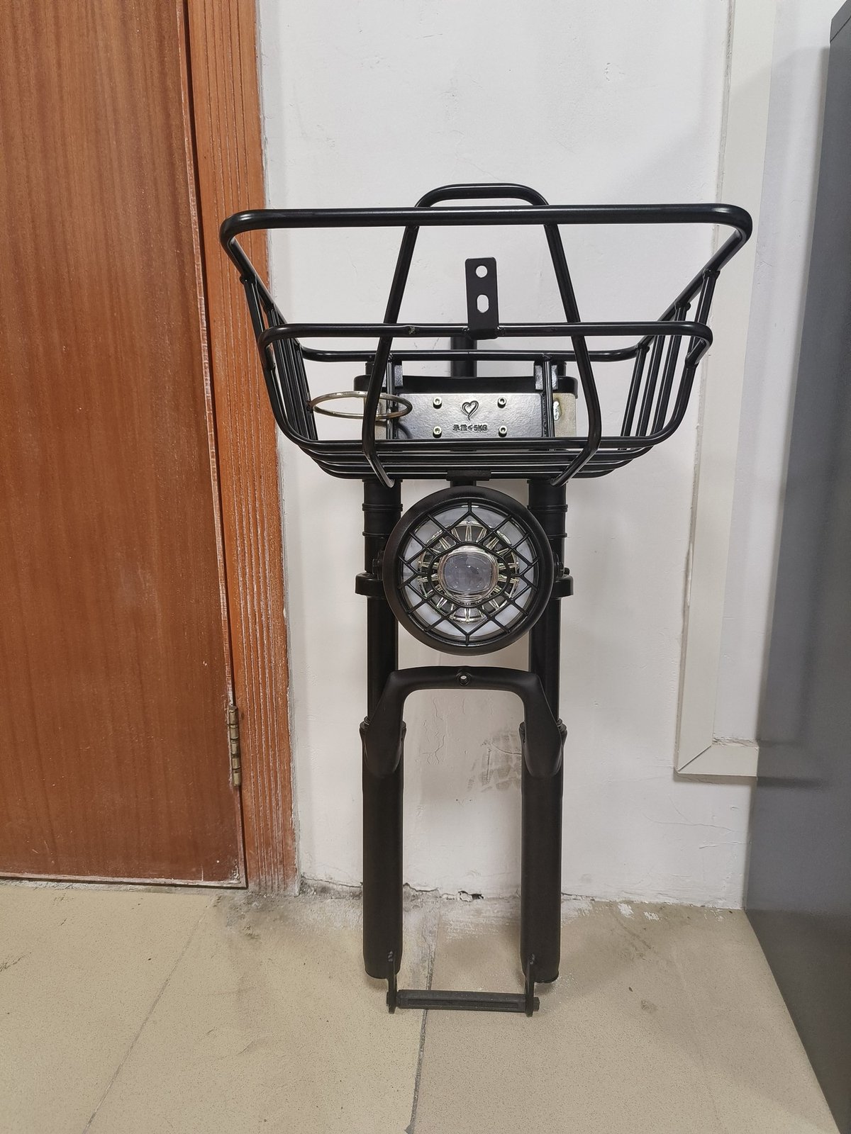 Fabricación de canastas para bicicletas: una canasta en servicio con carga interior, la condición que decide si el soporte permanece rígido.