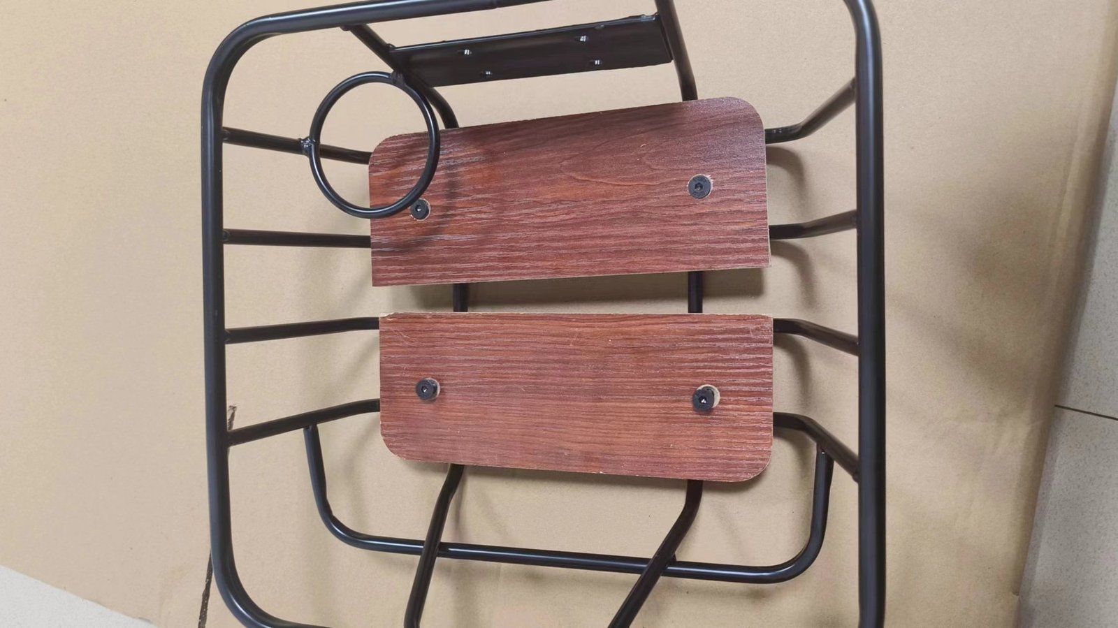 Fabricación de canastas para bicicletas - La base de madera con sus sujeciones, instalada después de que la jaula haya sido recubierta.