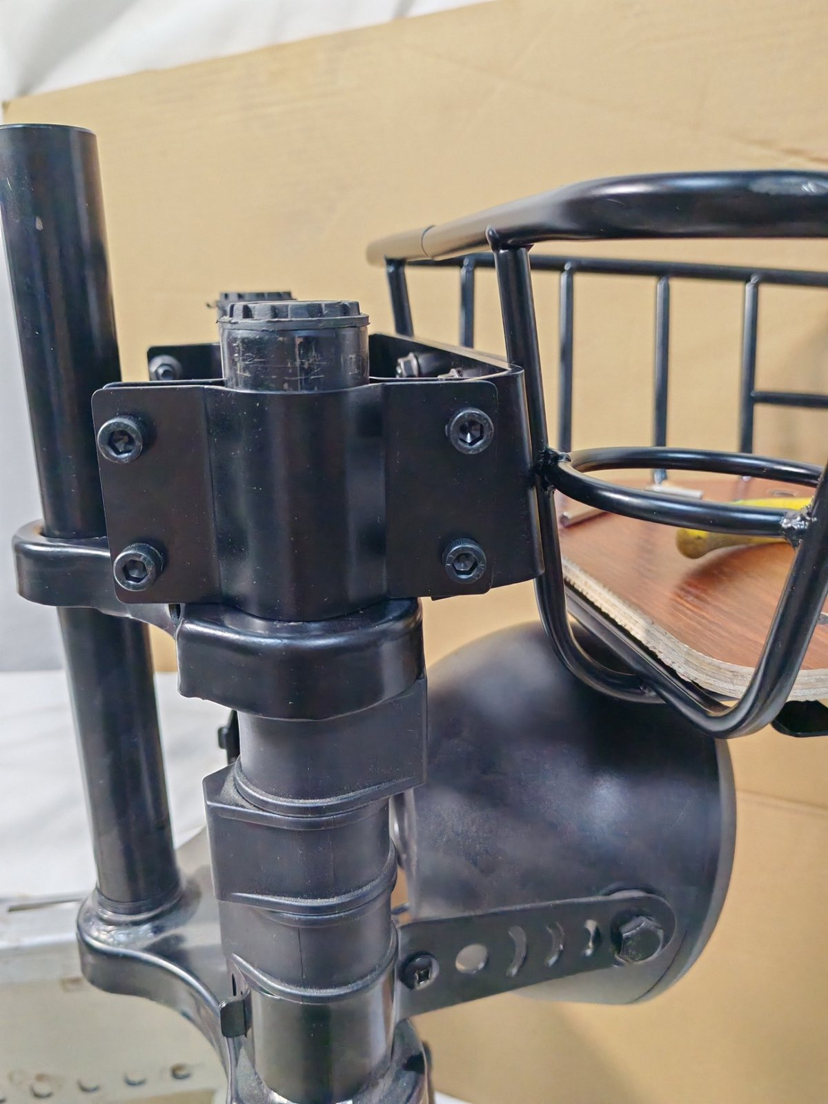 Fabricación de canastas para bicicletas: un kit completo de canasta dispuesto: jaula, placa base, soportes, abrazaderas y el juego de tornillos.