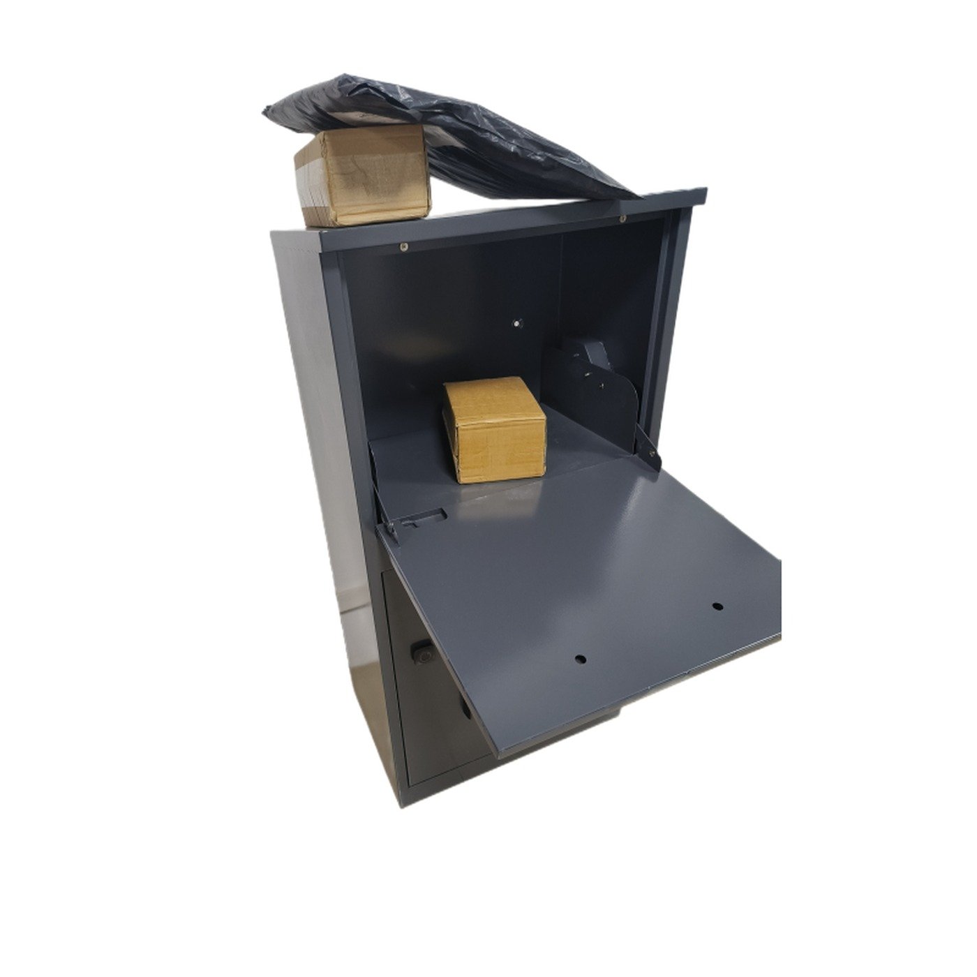 Dimensioni del box pacchi - Un pacco che entra attraverso lo sportello, la verifica che determina se le dimensioni dello sportello sono corrette.