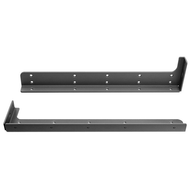 Blechhalterung – ein flaches Paar nach Umformung und Beschichtung, gegeneinander geprüft, damit beide Halterungen eines Sets übereinstimmen.