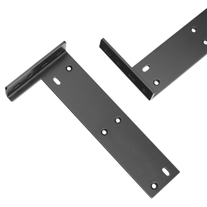 Blechgehäuse - Ein fertiggestelltes Regal-Halter-Paar vor dem Einpacken, mit geprüftem Beschichtungszustand im Biegebereich
